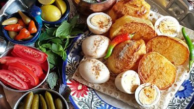 یکی از خوراک‌های حاضری سیب‌زمینی و تخم مرغ پخته است که اگر با ترشی و گلپر و نان تازه همراه شود، بی‌گمان خوراکی شاهانه است.